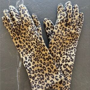H&M Leopard Gloves, SZ L.  Made of wool and polyester.